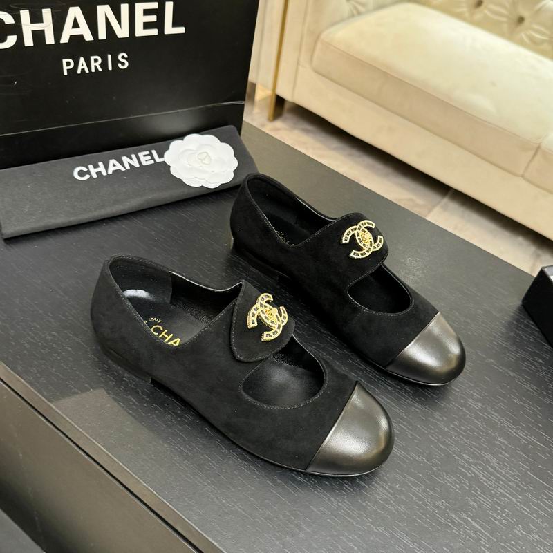 Black cap-toe ballet flat with gold interlocking logo hardware